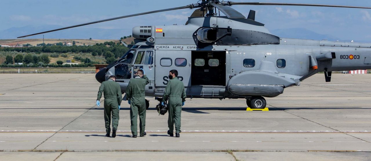 Militares junto a un helicóptero del Ala 48 del Ejército del Aire (Foto: Ricardo Rubio / Europa Press).