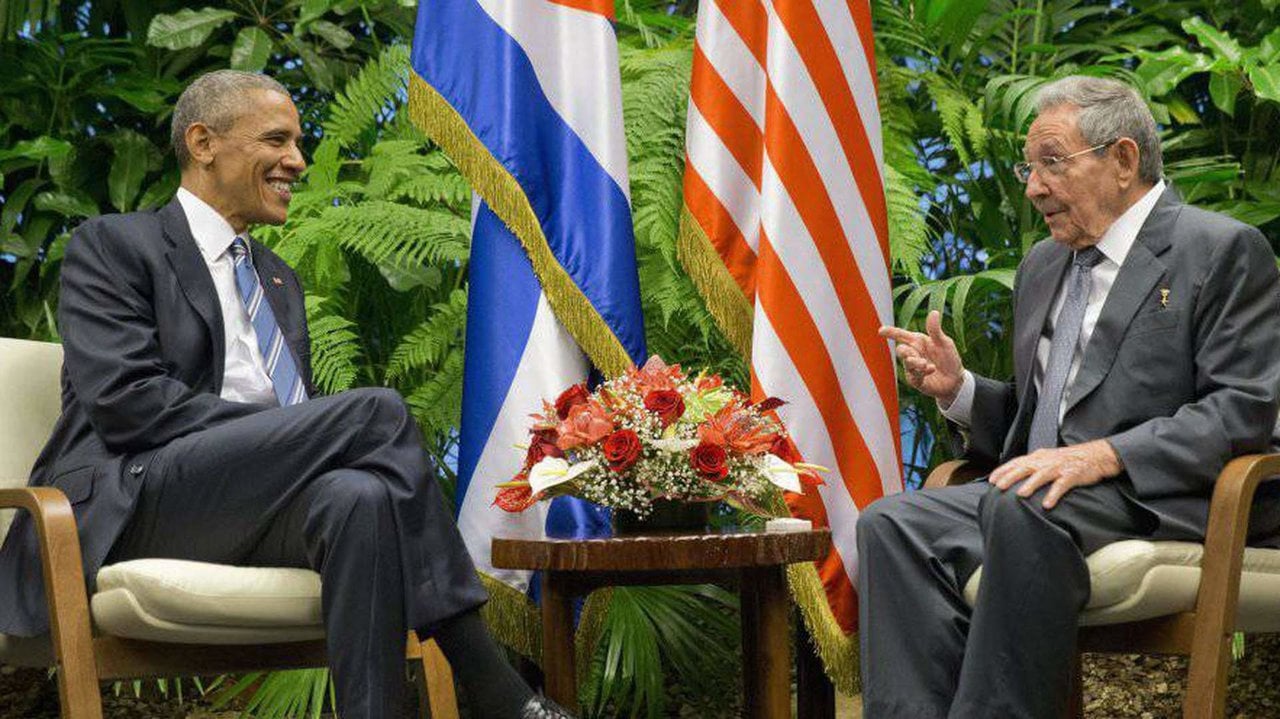 Barack Obama desde EE.UU. y Raúl Castro desde Cuba deciden restablecer relaciones diplomáticas tras de 53 años de Guerra Fría. Fuente | El País.