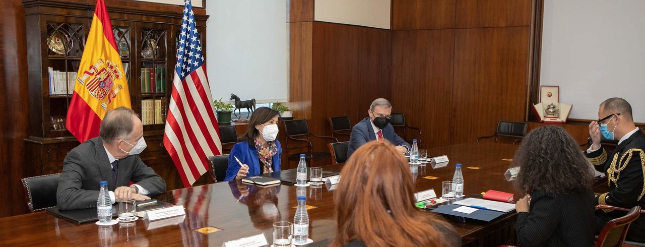 Margarita Robles, en el centro, en un encuentro en febrero con la embajadora de Estados Unidos en Madrid.
