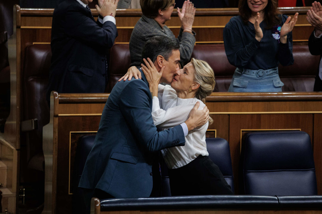 Archivo - El presidente del Gobierno, Pedro Sánchez, y la vicepresidenta segunda y ministra de Trabajo y Economía Social, Yolanda Díaz, se abrazan tras la aprobación de los Presupuestos para 2023