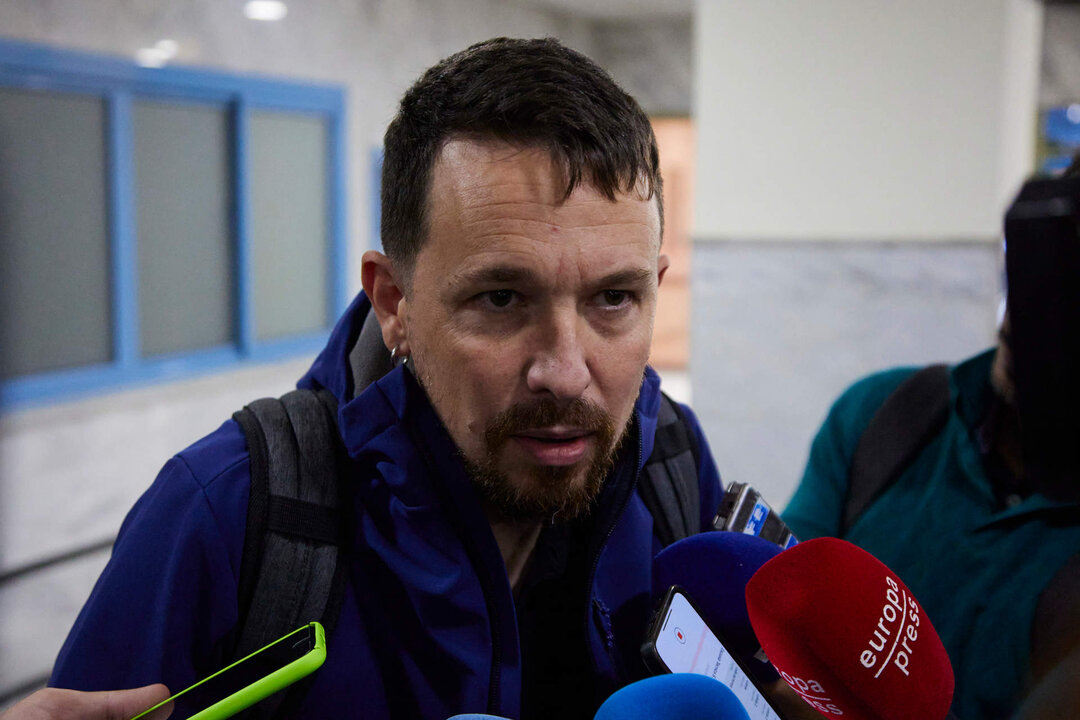 El director de 'Canal Red', Pablo Iglesias, atiende a los medios de comunicaci&oacute;n.