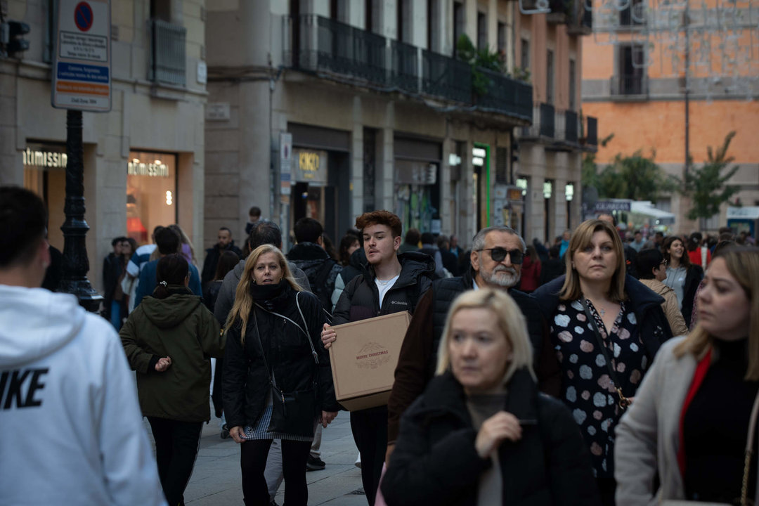 Varias personas comprando en Madrid.