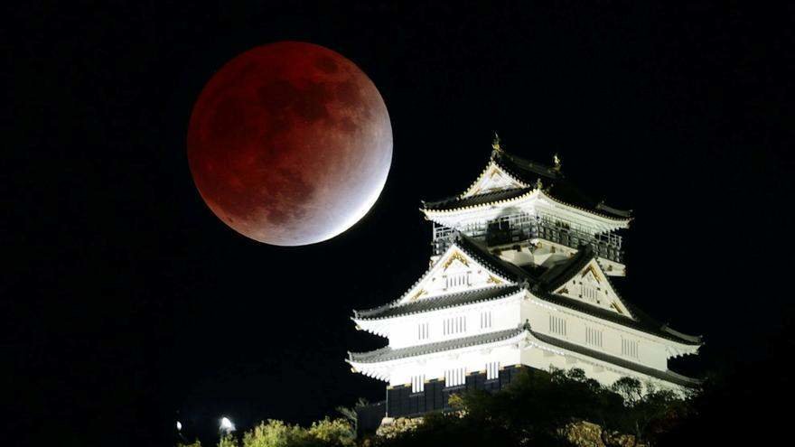 En 2009 hay un eclipse lunar parcial y luna azul al mismo tiempo, visible en Europa, África, Asia, y Oceanía. Fuente | Diario de Mallorca.