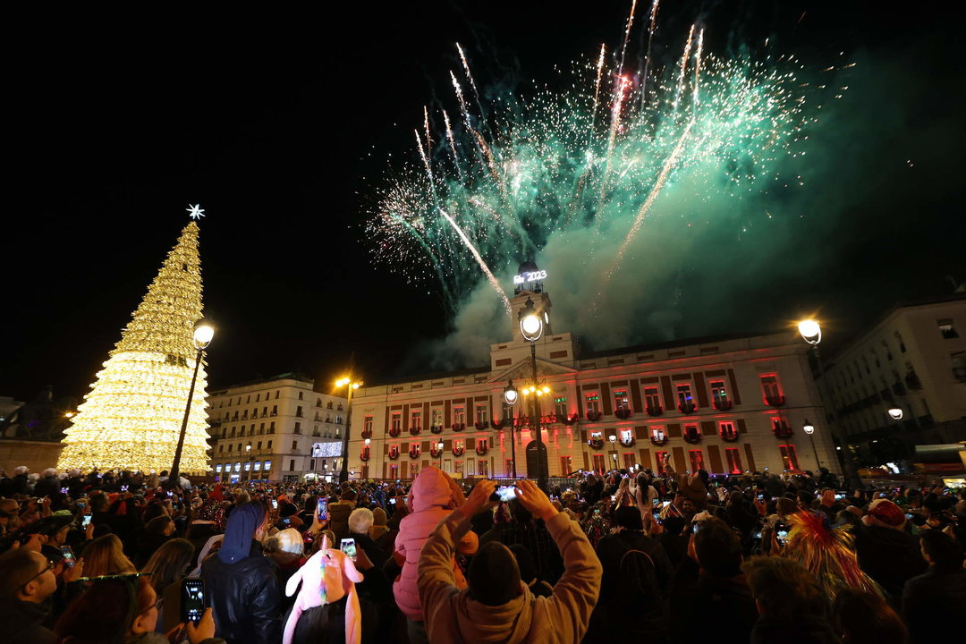 Fuegos artificiales en la Real Casa de Correos tras las Campanadas de Fin de Año 2022, en la Puerta del Sol de Madrid.