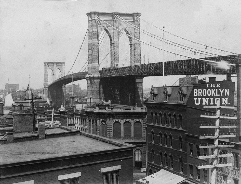 En 1870 comienza la construcción del Puente de Brooklyn en New York.