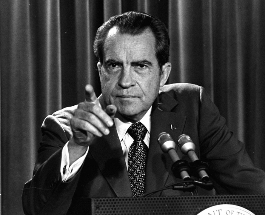 Richard Nixon, fue el trigésimo séptimo presidente de Estados Unidos. Nixon nació el 9 de enero de 1913 y falleció en Nueva York, un 22 de abril de 1994.