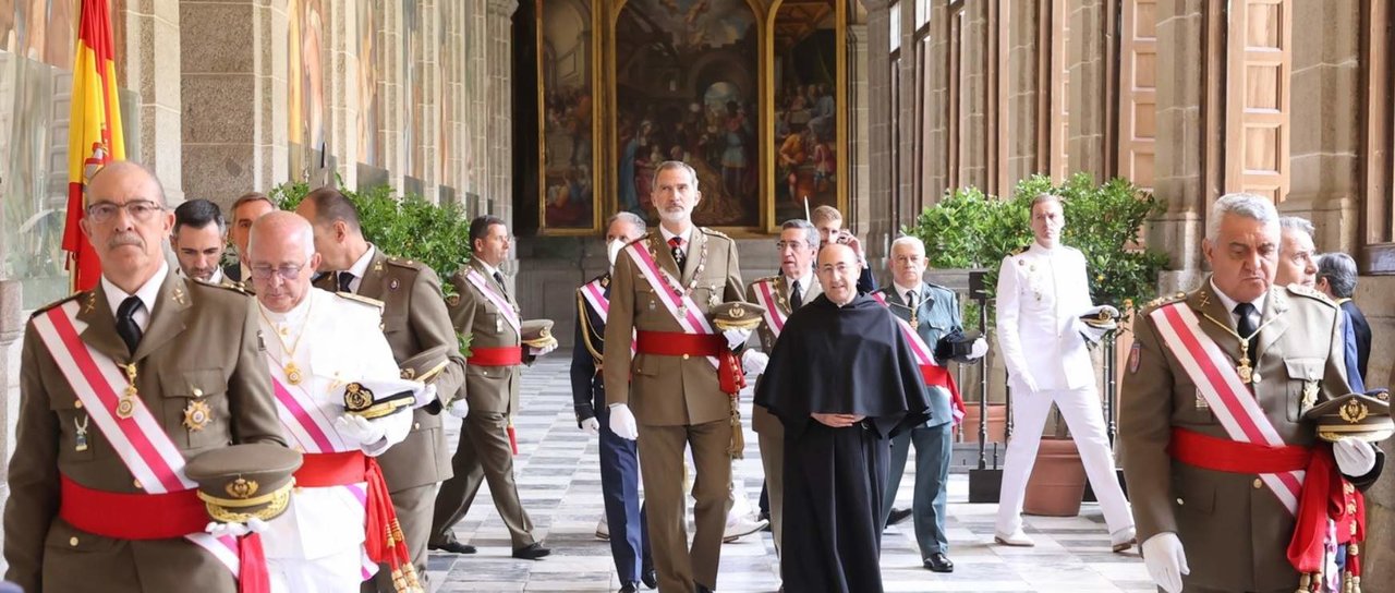 El anterior gran canciller de la Orden de San Hermenegildo, el general Domínguez Buj, a la derecha del rey.