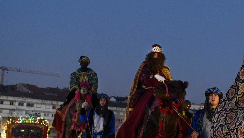 Los Reyes Magos montados en dromedario durante la cabalgata de Reyes 2023, a 5 de enero de 2023, en Ourense, Galicia (España).