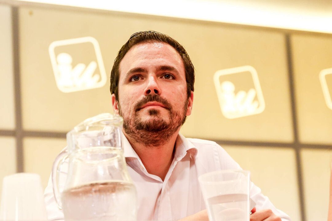 Adi&oacute;s a Izquierda Unida. Alberto Garz&oacute;n maneja encuestas que pronostican la desaparici&oacute;n de IU tras las generales.