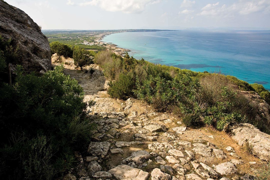 Vista del mar y del camino romano en Formentera