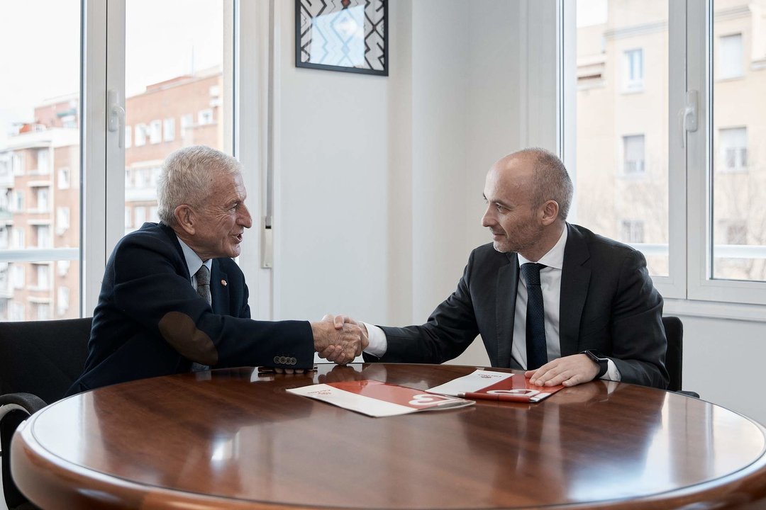 Firma del acuerdo entre el consejero delegado de Inditex, Óscar García Maceiras, y el presidente de Cáritas Española, Manuel Bretón Romero.