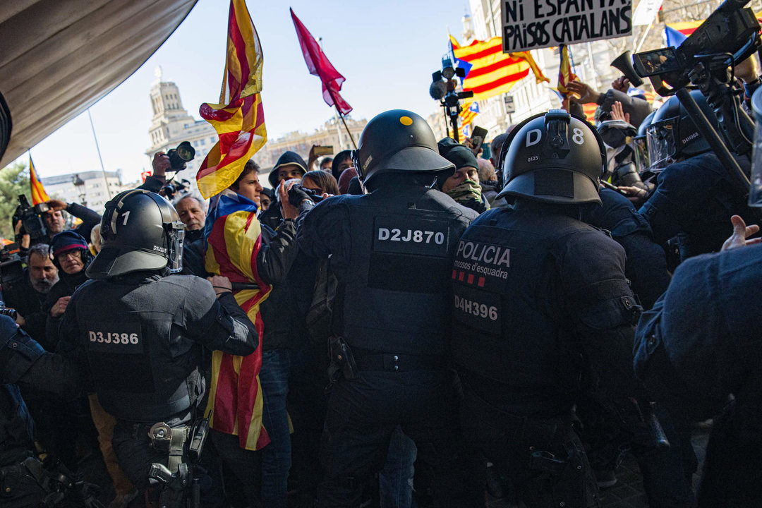 EuropaPress_4933995_cargas_policiales_mossos_desquadra_ronda_sant_pere_despues_manifestacion