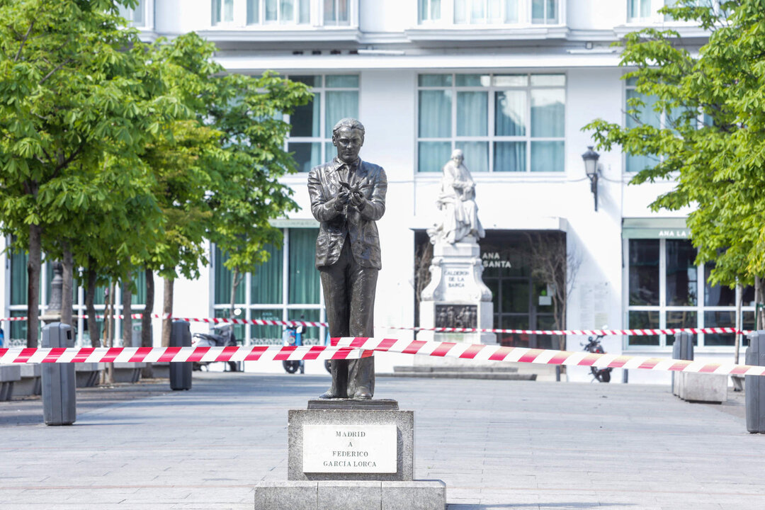 Archivo - Estatua de Federico Garc&iacute;a Lorca en la plaza de Santa Ana, en Madrid (Espa&ntilde;a).