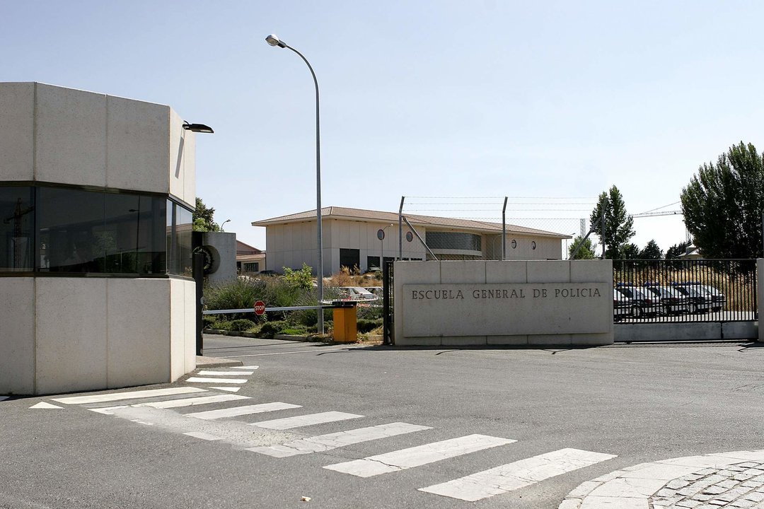La academia de Policía de Ávila tapa los agujeros en su valla de seguridad.