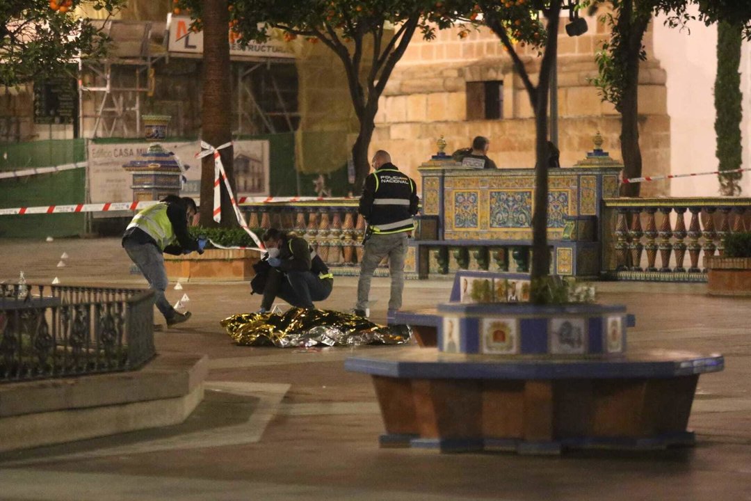 Efectivos sanitarios y policiales cubren el cadáver del sacristán fallecido en un ataque a diferentes iglesias en Algeciras  (Foto: Nono Rico).