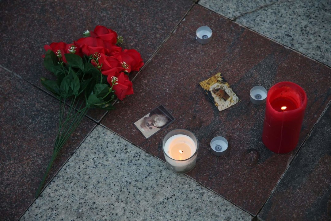 Flores, velas y estampas en recuerdo de Diego Valencia, sacristán asesinado en Algeciras (Foto: Nono Rico / Europa Press).