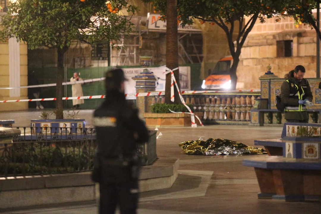 El cadáver de Diego Valencia en la plaza Alta en la noche del miércoles tras el ataque a dos iglesias en Algeciras.