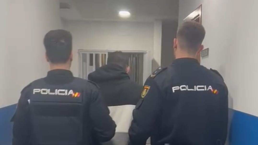 Dos policías conducen al detenido por el ataque con machete en Algeciras.
