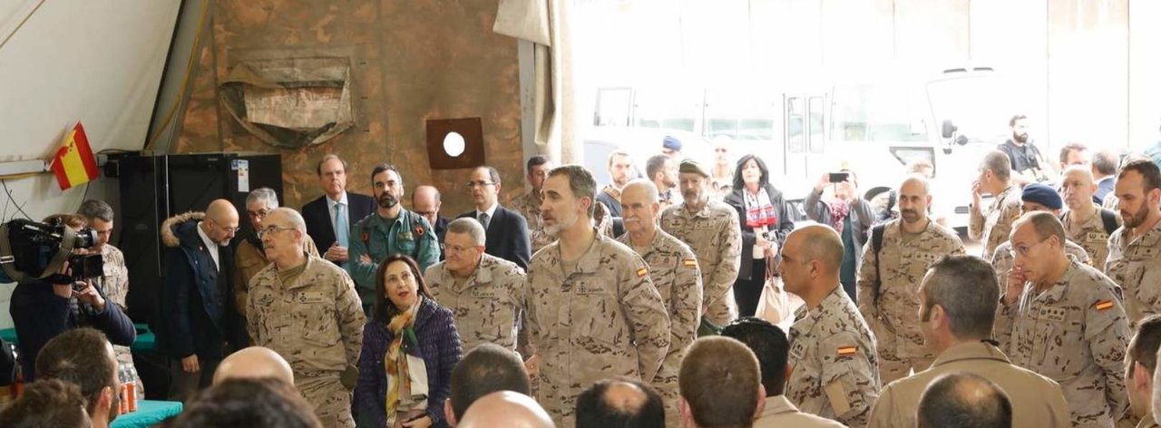 Felipe VI, con los militares españoles en Irak en enero de 2019.