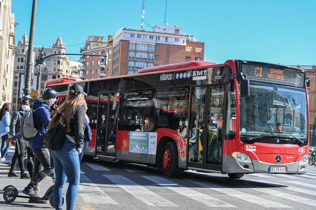 Archivo - Imagen de un autobús de la EMT de València en el centro de la ciudad.