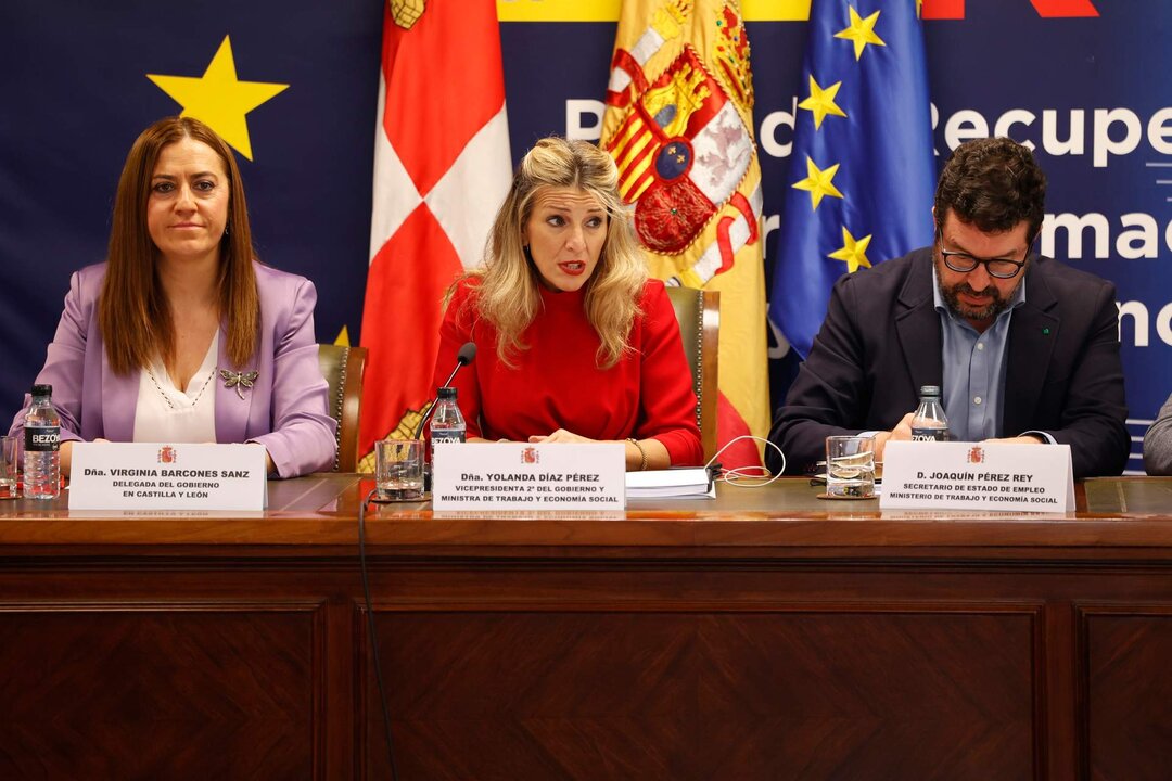 01/02/2023. VALLADOLID. LOURDES AZA&Ntilde;A/ EP. La vicepresidenta segunda del Gobierno y ministra de Trabajo y Econom&iacute;a Social, Yolanda D&iacute;az, se re&uacute;ne con responsables de las organizaciones sindicales y empresariales de Castilla y Le&oacute;n para abordar la eliminaci&oacute;n del SERLA. Participan los secretarios generales de CCOO de Castilla y Le&oacute;n, Vicente Andr&eacute;s; de UGT en Castilla y Le&oacute;n, Faustino Temprano, y la vicepresidenta y portavoz de CEOE Castilla y Le&oacute;n, &Aacute;ngela de Miguel.
