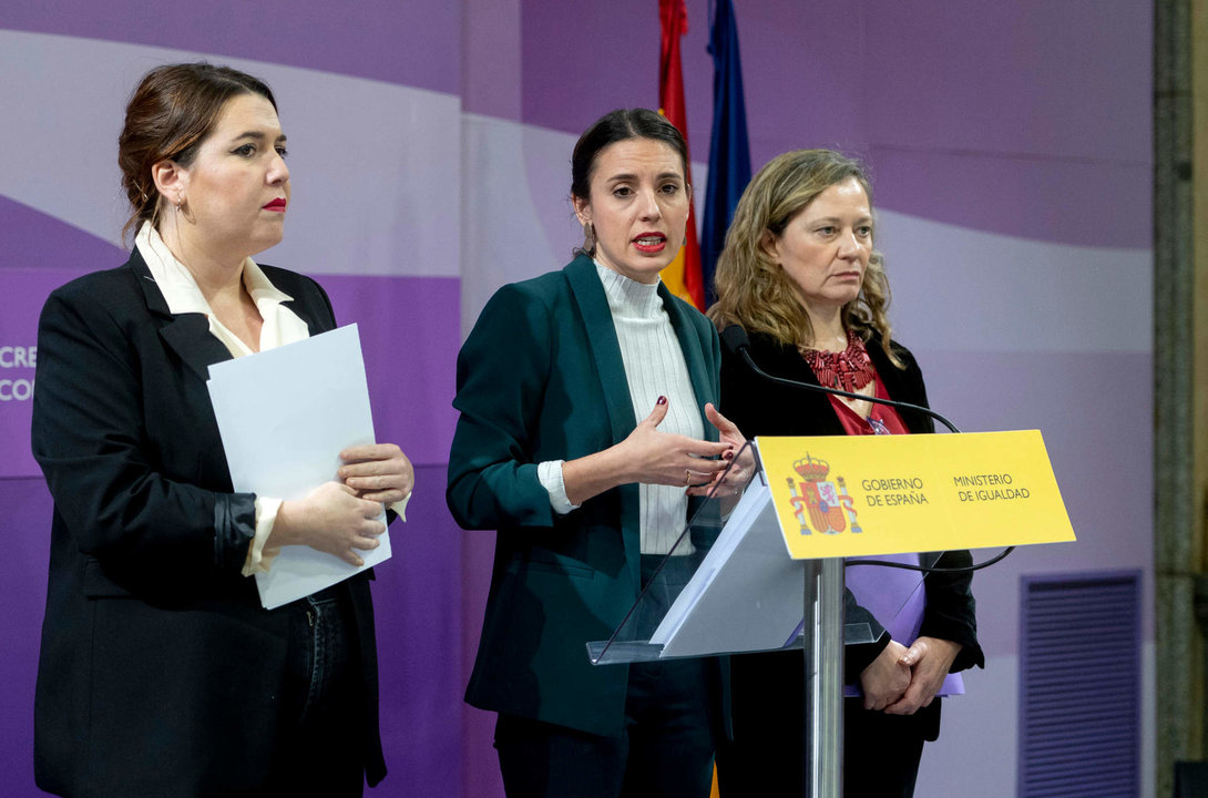A la izquierda, la secretaria de Estado de Igualdad, Ángela Rodríguez; en el centro, la ministra Irene Montero; y a la derecha, la delegada del Gobierno contra la Violencia de Género, Victoria Rosell.