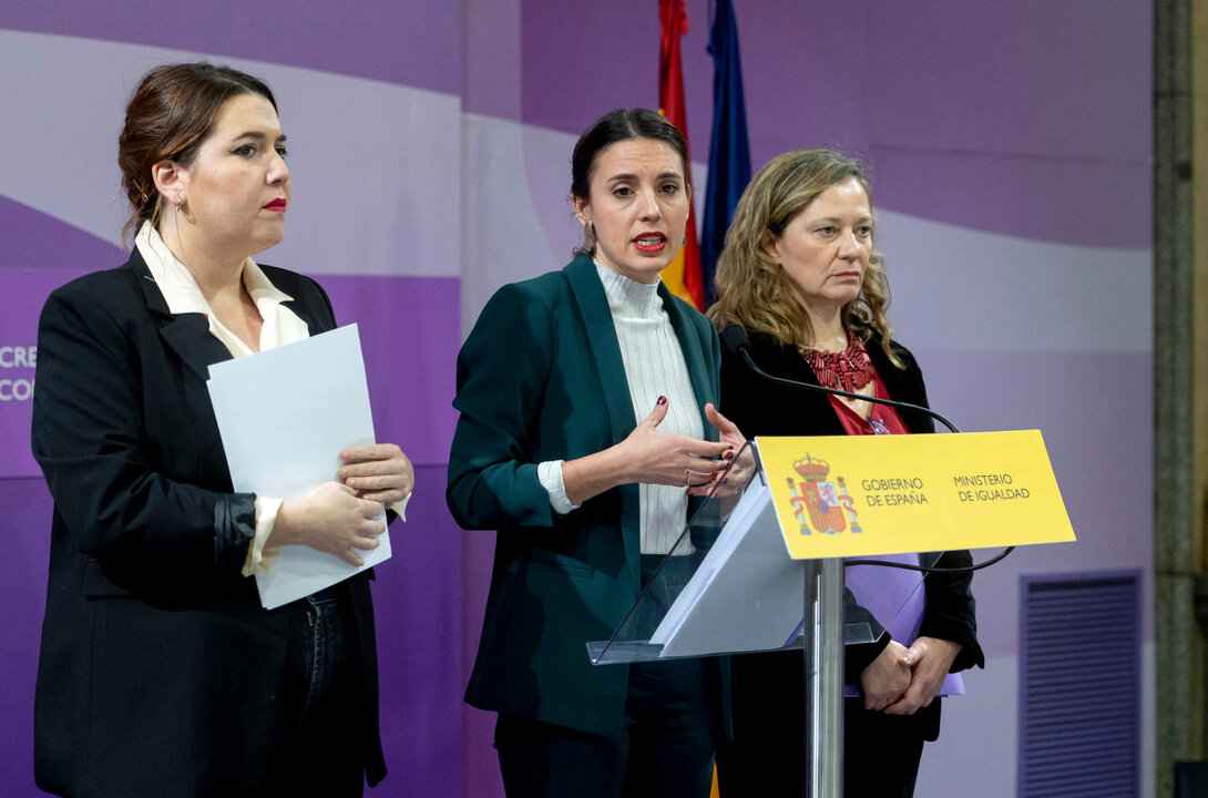 A la izquierda, la secretaria de Estado de Igualdad, &Aacute;ngela Rodr&iacute;guez; en el centro, la ministra Irene Montero; y a la derecha, la delegada del Gobierno contra la Violencia de G&eacute;nero, Victoria Rosell.