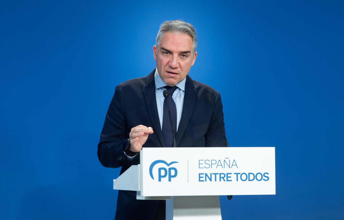 El coordinador general del PP y director de Campaña, Elías Bendodo, durante una rueda de prensa, en la sede nacional del PP, a 2 de febrero de 2023, en Madrid (España).