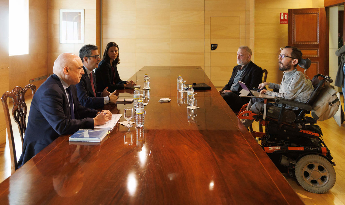 El ministro de la Presidencia, Félix Bolaños, reunido con el portavoz de unidas Podemos, Pablo Echenique , en el Congreso de los Diputados.