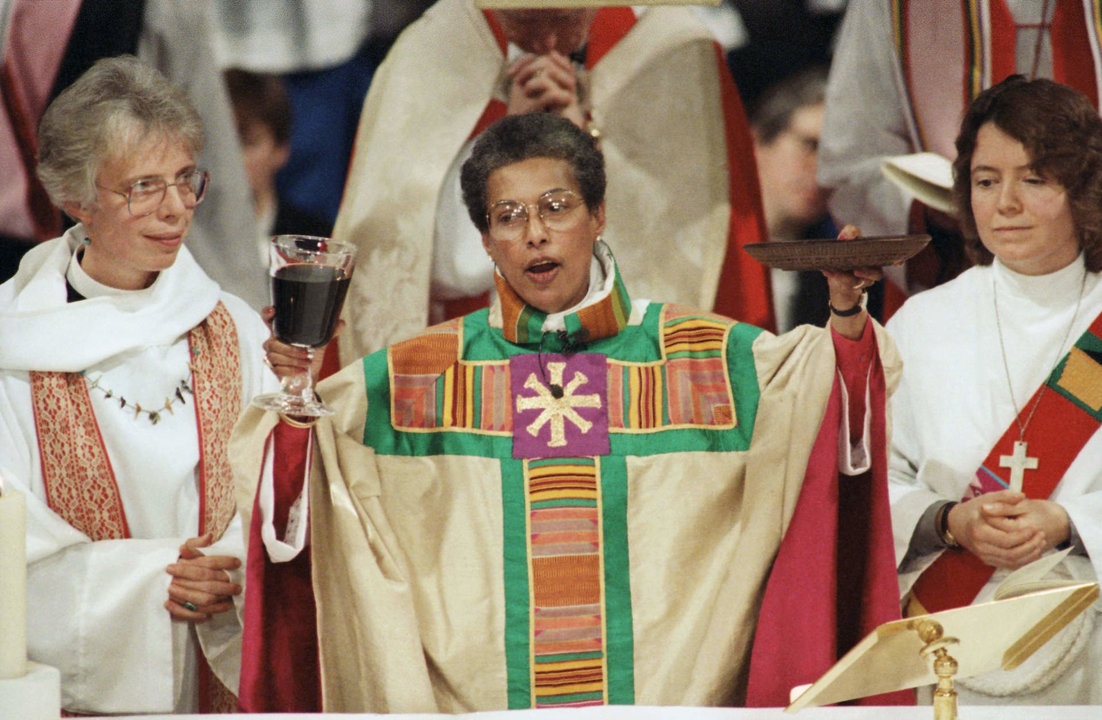 En 1989 Barbara Clementine Harris, sacerdotisa de la Iglesia Episcopal; Comunión Anglicana, Iglesia Episcopal en los Estados Unidos de América, se convierte en la primera mujer en ser ordenada obispo. Fuente | The Washington Post.