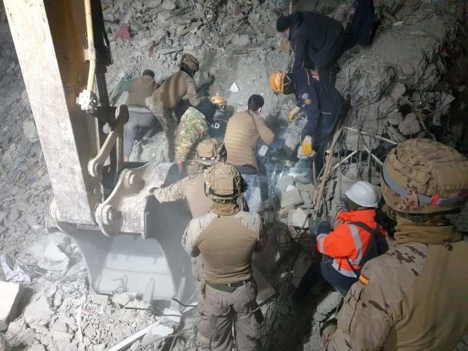 Infantes de Marina participan en el rescate de un niño de 7 años tras el terremoto en Turquía.