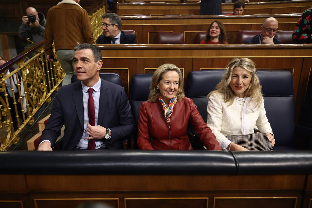 Pedro S&aacute;nchez, Nadia Calvi&ntilde;o y Yolanda D&iacute;az, durante una sesi&oacute;n plenaria en el Congreso.