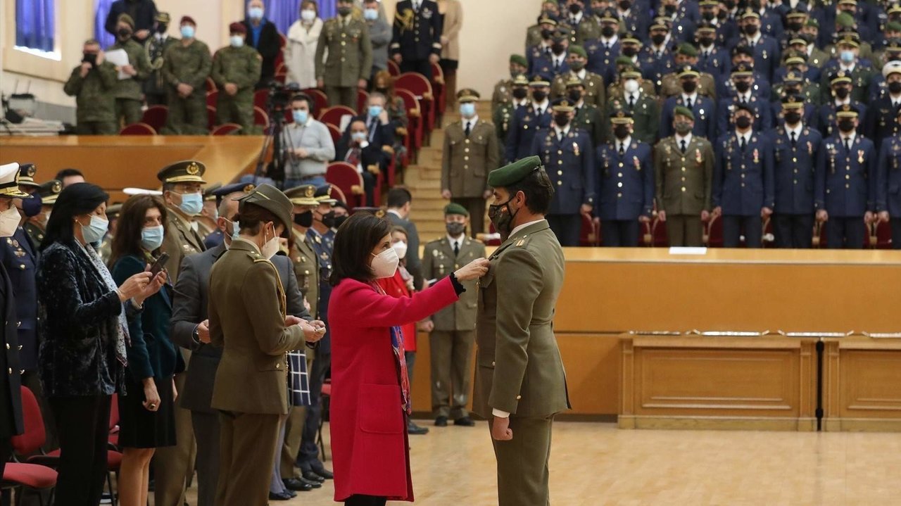 La ministra de Defensa, Margarita Robles, entrega a un militar una condecoración con motivo de su participación en la operación de evacuación de Afganistán.