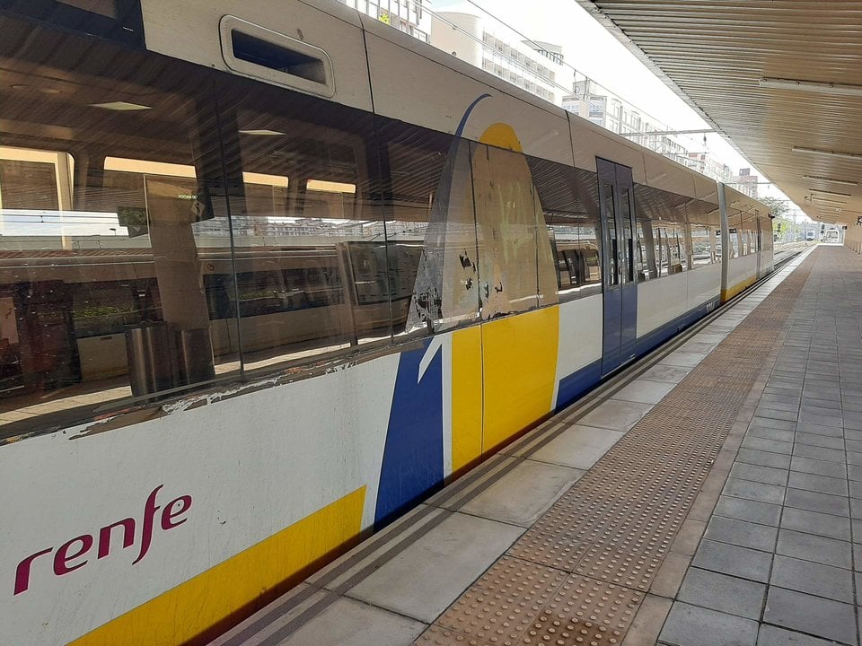 Tren de Cercanías de Cantabria en la estación de Renfe-Feve de Santander.