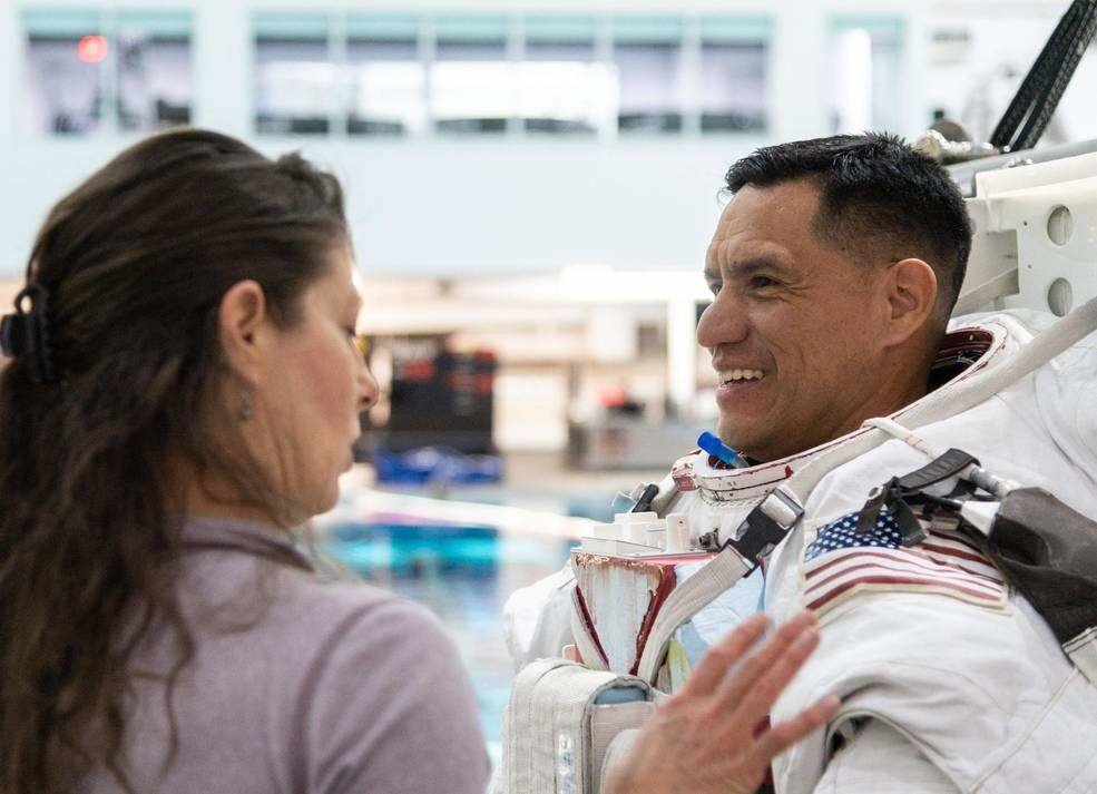 Frank Rubio, enfundado en un traje espacial (Foto: NASA).