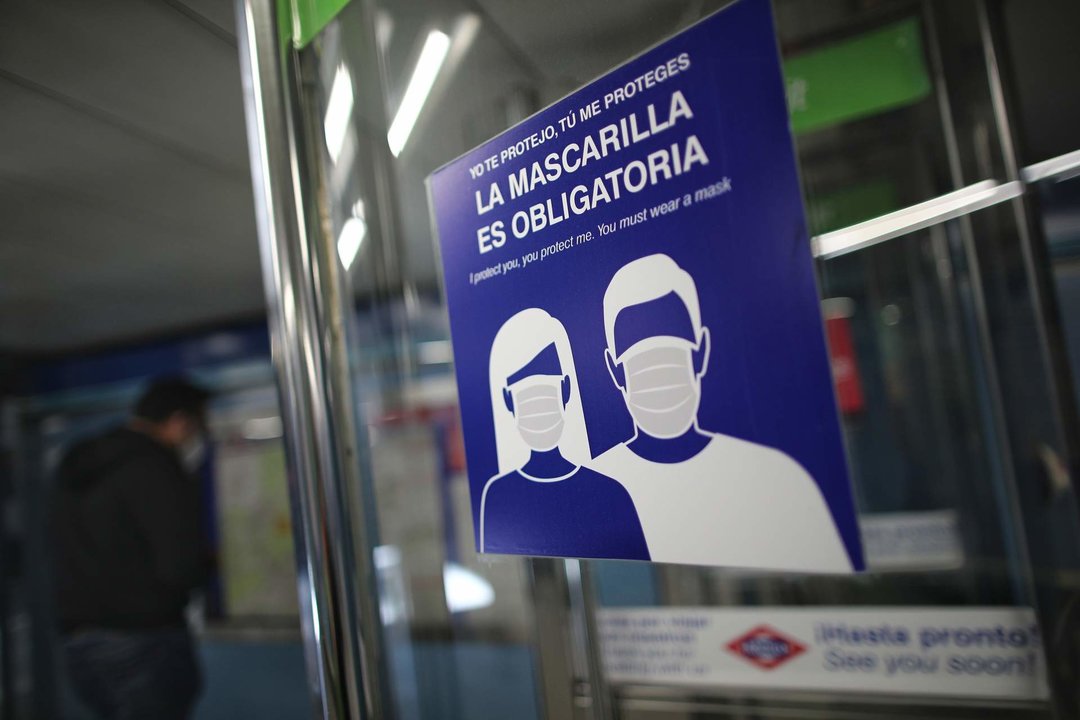 Cartel sobre la obligatoriedad de la mascarilla en el metro de Puente de Vallecas, Madrid (España).