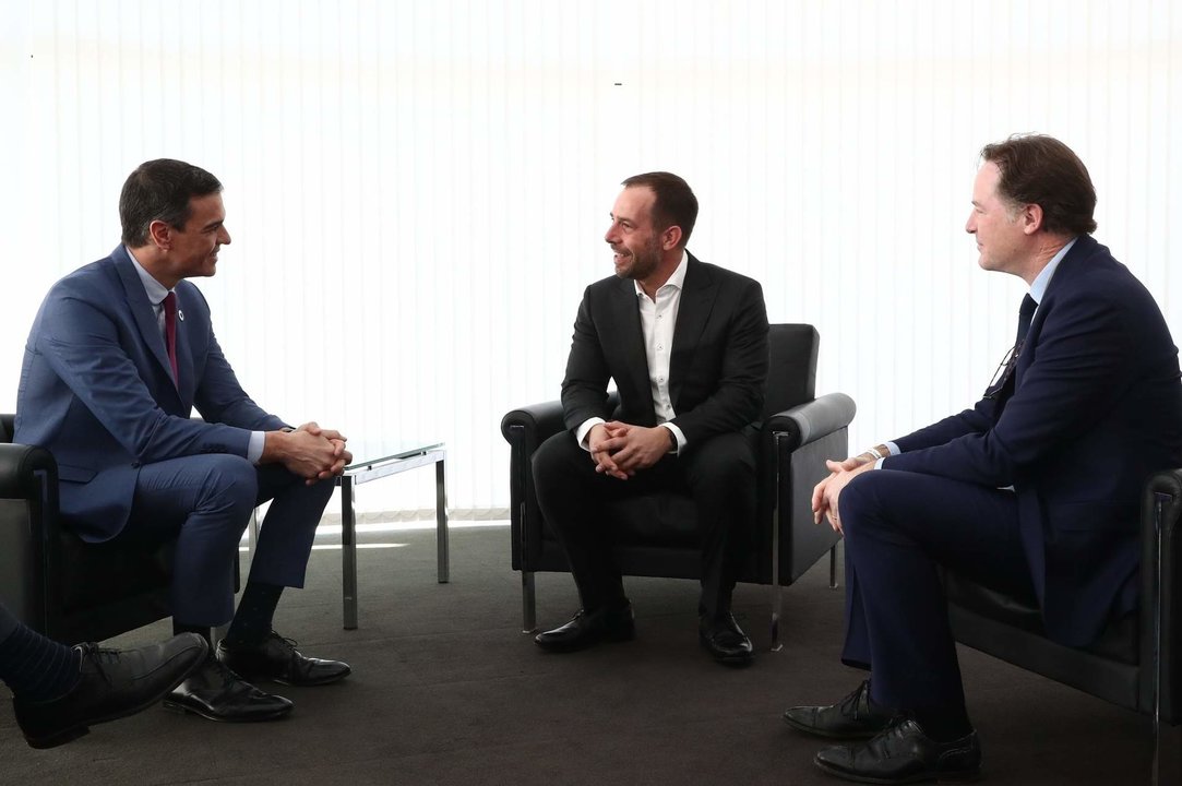 El presidente del Gobierno, Pedro Sánchez (i), se reúne con el director de Operaciones de Meta, Javier Oliván (centro), y el presidente de Asuntos Globales de la firma, Nick Clegg (d), en el marco del Mobile World Congress.