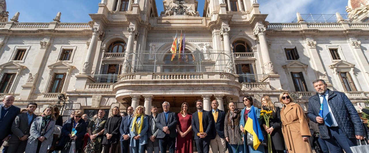 El equipo de Joan Ribó, ante el Ayuntamiento de Valencia (Foto: Jorge Gil / Europa Press).