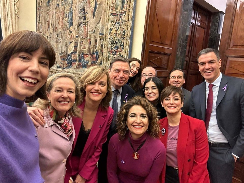 El presidente del Gobierno, Pedro Sánchez, junto a varios ministros del Gobierno en los pasillos del Congreso conmemorando el 8-M.