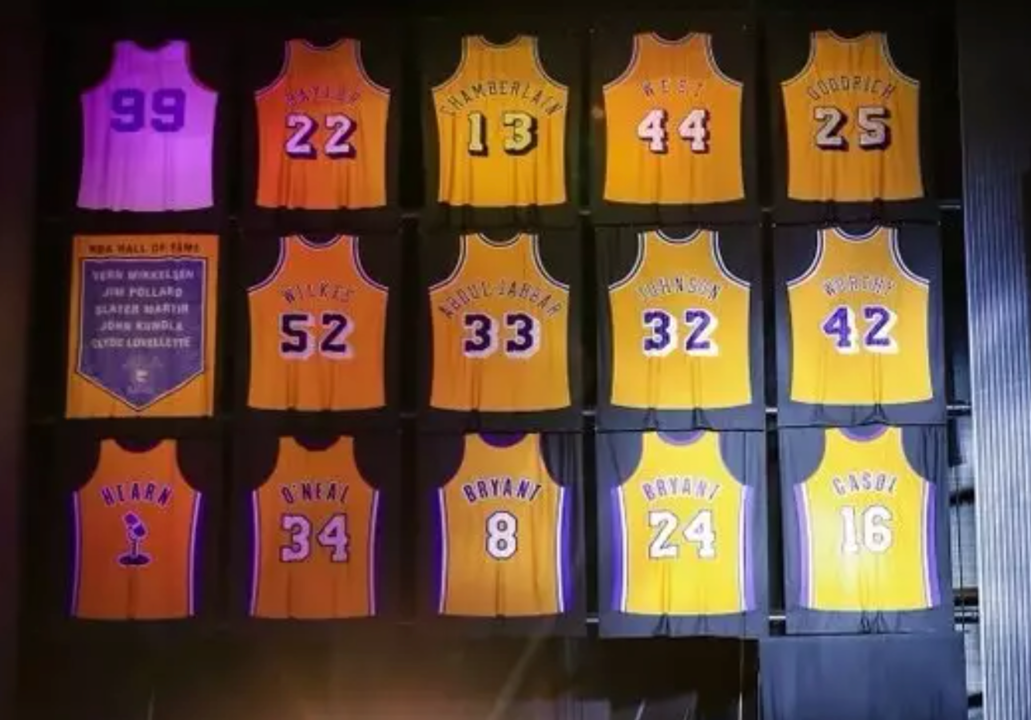 Imagen de la camiseta de Pau Gasol en el pabellón de Los Angeles Lakers junto a las de otras leyendas de la franquicia.