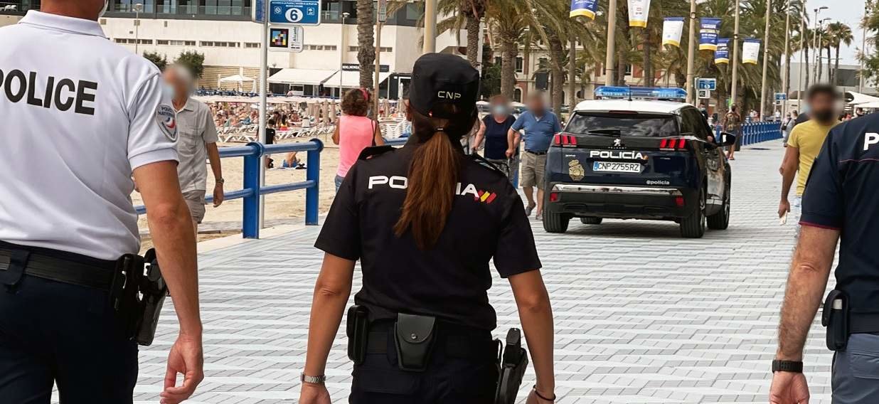 Una agente de la Policía Nacional patrulla por Alicante.
