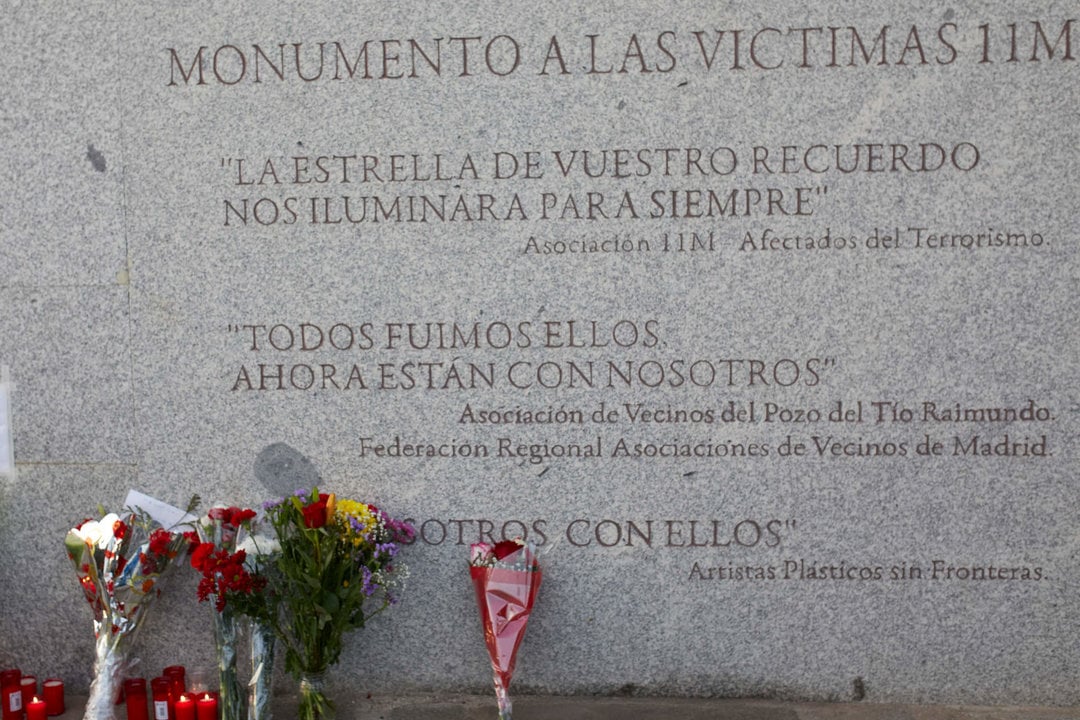 Ramos de flores en el monumento a las víctimas del 11-M.