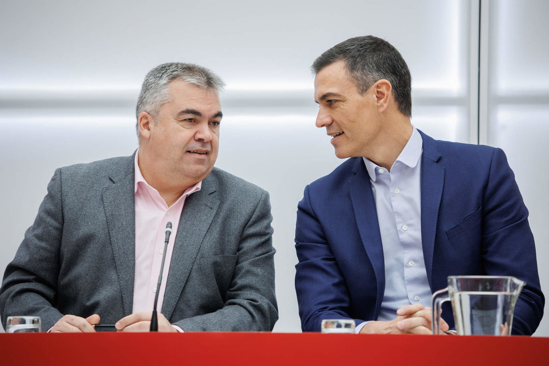 El secretario de Organización del Partido Socialista, Santos Cerdán, y el secretario general del PSOE y presidente del Gobierno, Pedro Sánchez