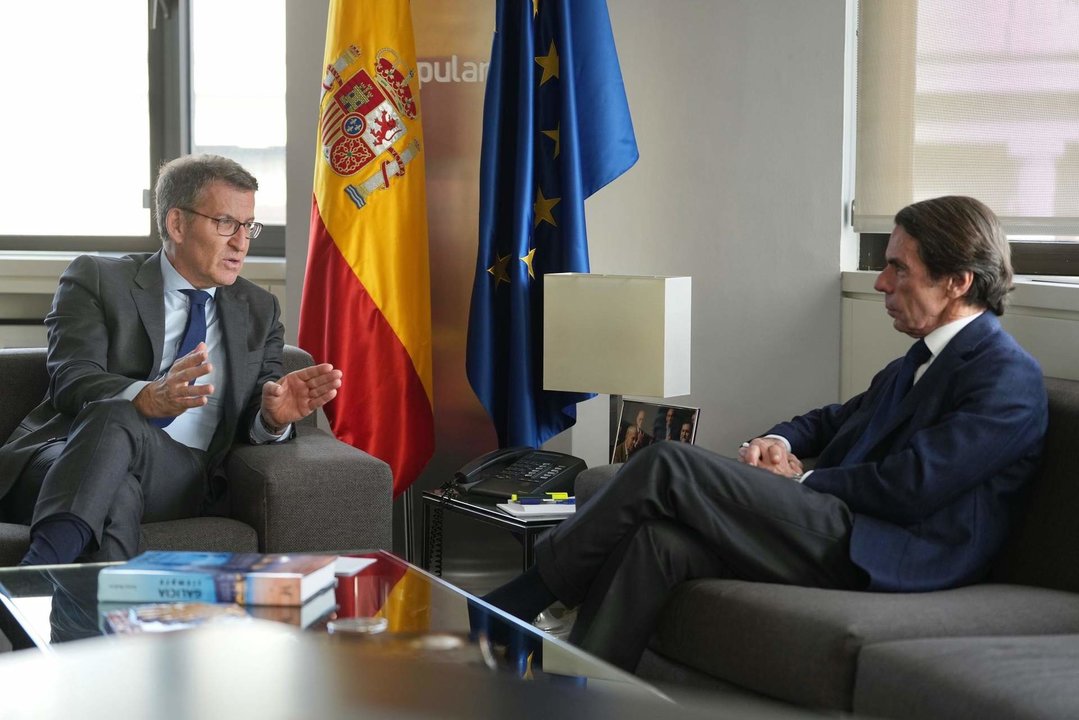 El líder del PP, Alberto Núñez Feijóo, se reúne en la sede del PP con el expresidente del Gobierno José María Aznar.
