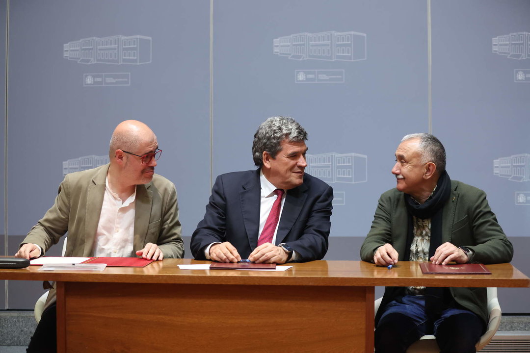 (I-D) El secretario general de Comisiones Obreras (CCOO), Unai Sordo; el ministro de Inclusión, Seguridad Social y Migraciones, José Luis Escrivá, y el secretario general de UGT, Pepe Álvarez, firman el acuerdo de pensiones.