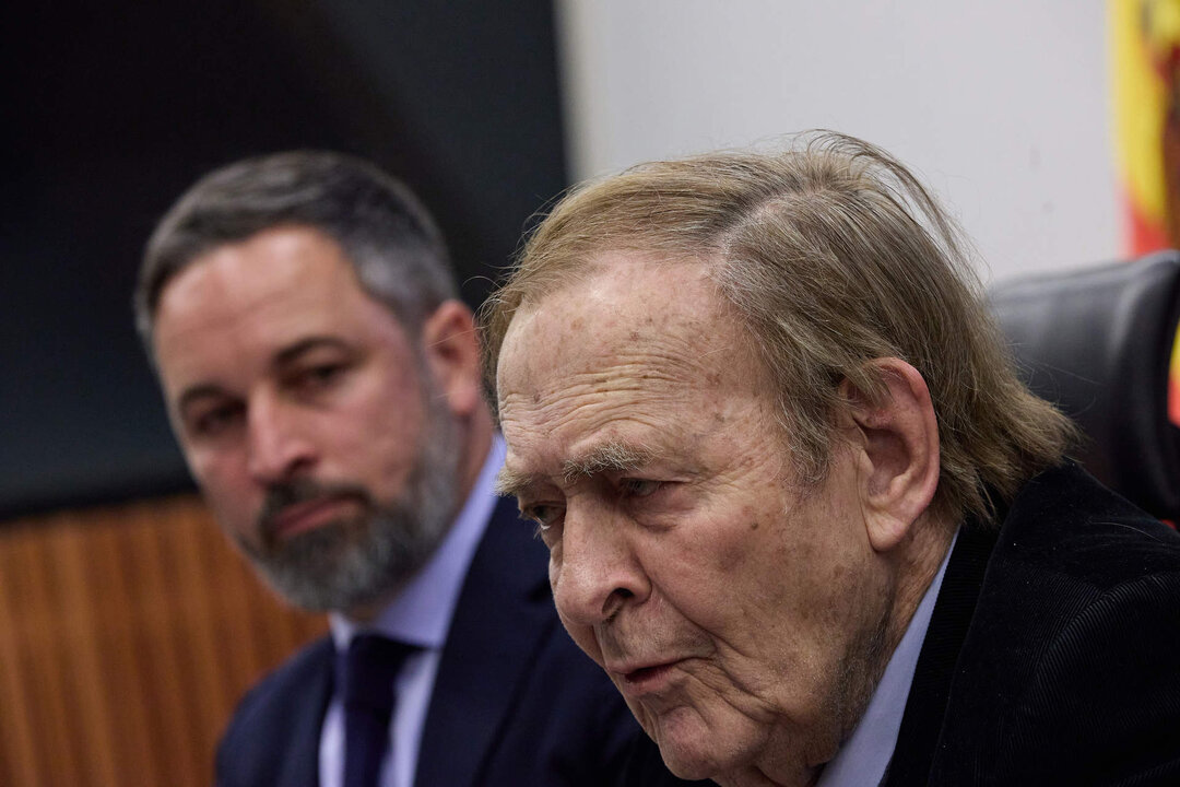 Cargar m&aacute;is
El presidente de Vox, Santiago Abascal (i), y el candidato de la moci&oacute;n de censura, el profesor Ram&oacute;n Tamames (d).