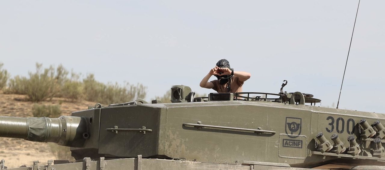 Un militar ucraniano, en un carro Leopard en el campo de maniobras de San Gregorio (Foto: Fabián Simón / Europa Press).