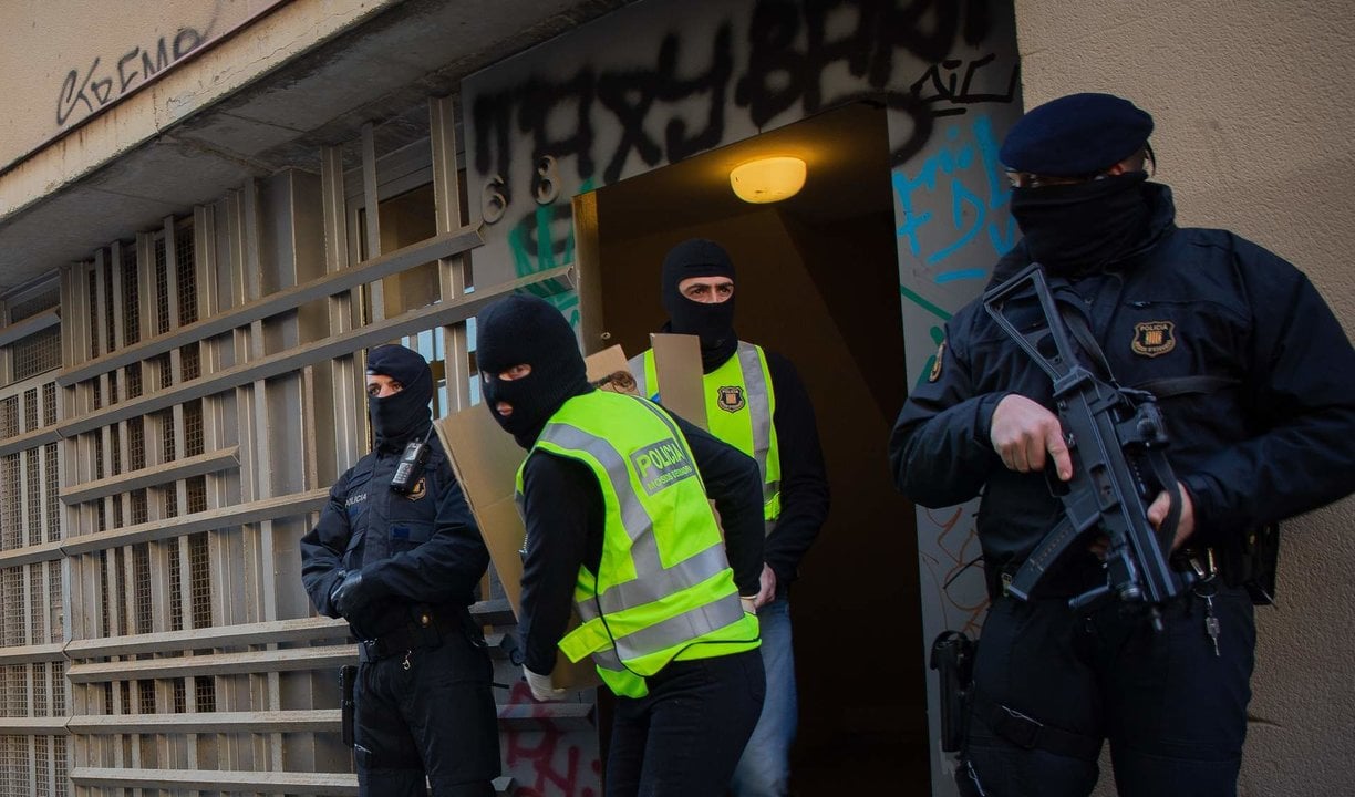 Agentes de Información de los Mossos d'Esquadra, en una operación contra el yihadismo (Foto: David Zorrakino / Europa Press).
