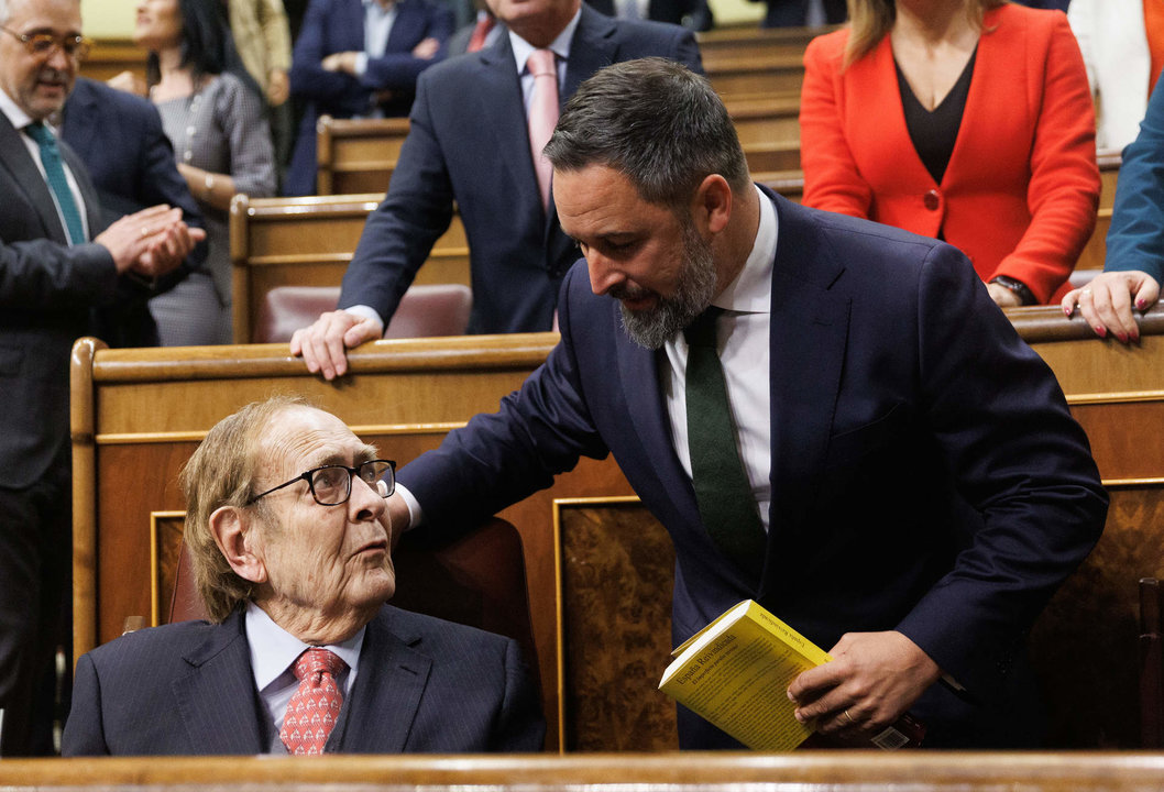 El candidato de la moción de censura, el profesor y economista Ramón Tamames (i) y el líder de Vox, Santiago Abascal.