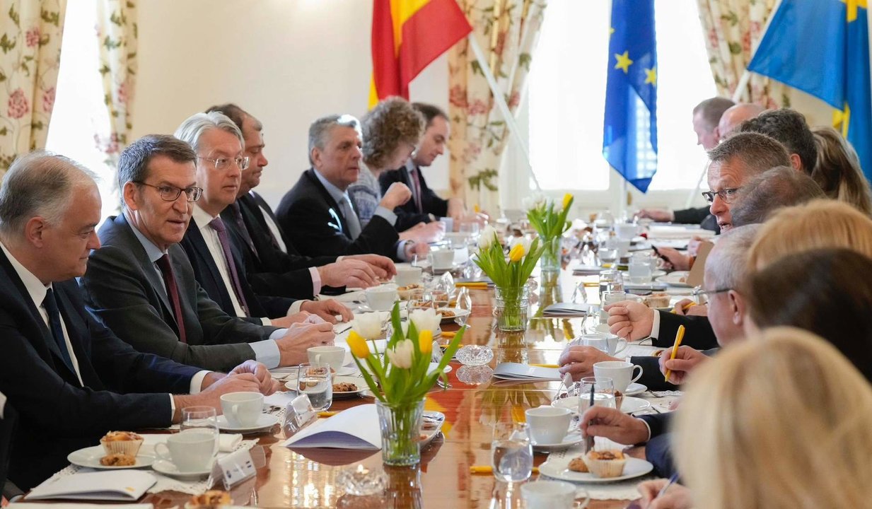 El líder del PP, Alberto Núñez Feijóo, se reúne con los embajadores en España de los países miembros de la UE y el representante de la Comisión Europea en nuestro país. La reunión se ha celebrado en la residencia del embajador de Suecia, Teppo Taurianen.